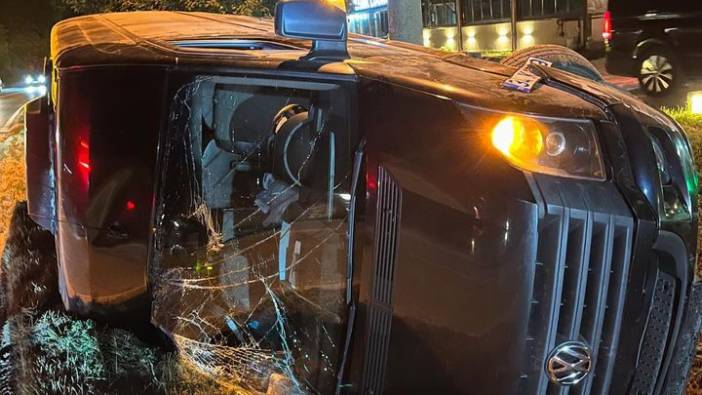 Sakarya’da turistleri gezdiren minibüs kanala devrildi: 1 yaralı