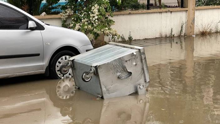 Adana’da sağanak ve fırtına: Ağaçlar devrildi, çatılar ve reklam panoları uçtu