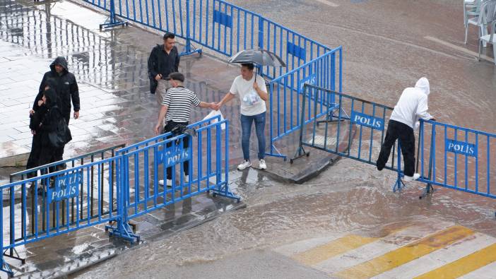 Vatandaşın yağmurla zorlu sınavı