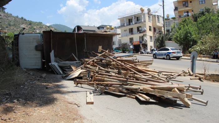 Antalya'da freni boşalan kamyon devrildi