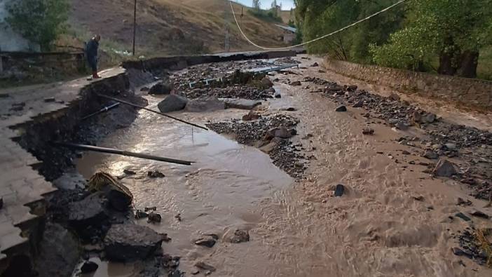 Sarıkamış’ı sel vurdu: Yollar yıkıldı, evleri su bastı