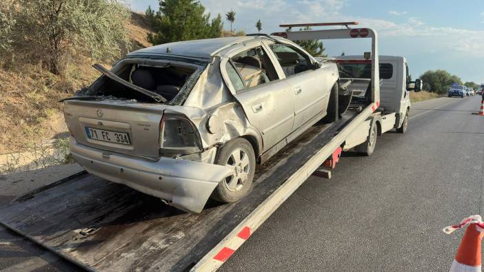 Takla atıp refüje devrilen otomobilde 2 kişi yaralandı