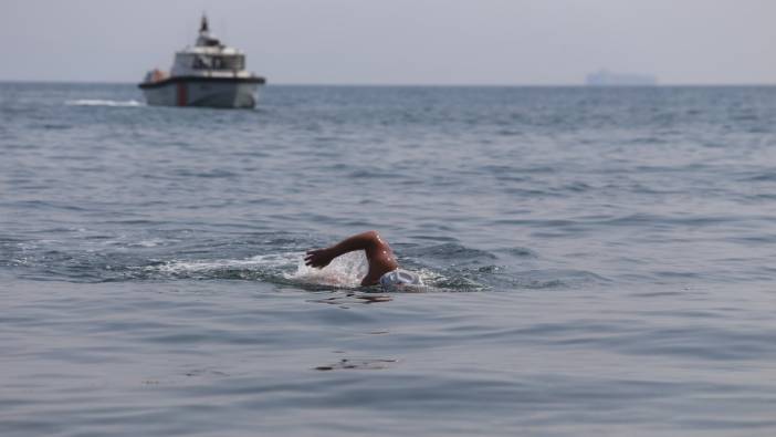 Nefes kesen mücadelede yarışmacılar 12 kilometre kulaç attı