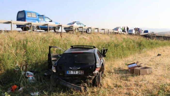 Erzincan'da otomobil şarampole devrildi: 2 ölü, 1 yaralı