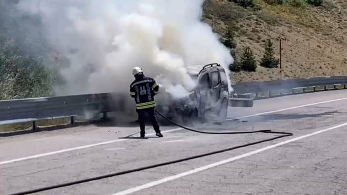 Seyir halindeki araç alev topuna döndü