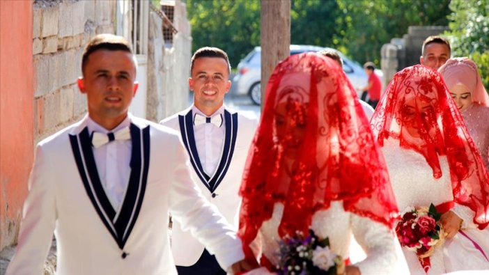 Tek yumurta ikizi kardeşler birbirlerine bacanak ve elti oldu