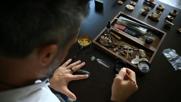 Oto döşemeciliğinden minyatür hat sanatçılığına