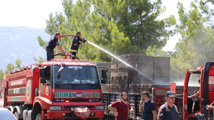 Antalya'da seyir halindeki TIR alev aldı