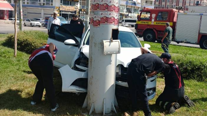 Mardin’de otomobil direğe vurdu