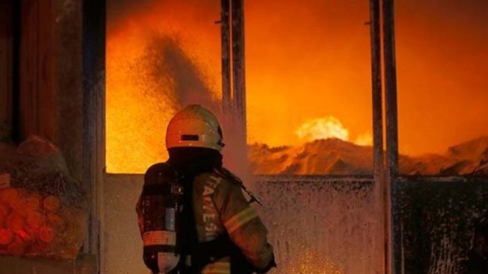 Sultangazi'de çıkan yangında 2 otomobil kül oldu!