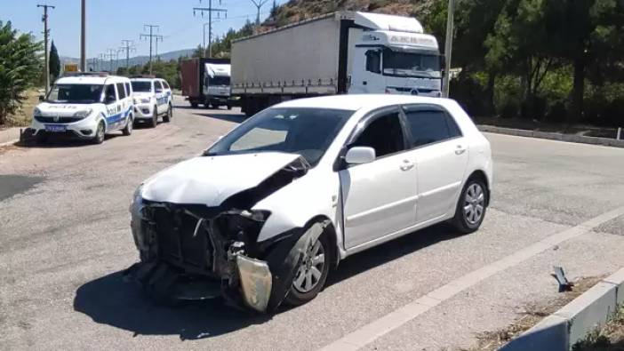 Burdur'da kaza! İki otomobil kafa kafaya çarpıştı