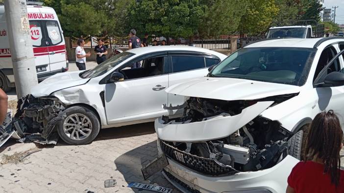 Diyarbakır'da iki otomobil kafa kafaya çarpıştı