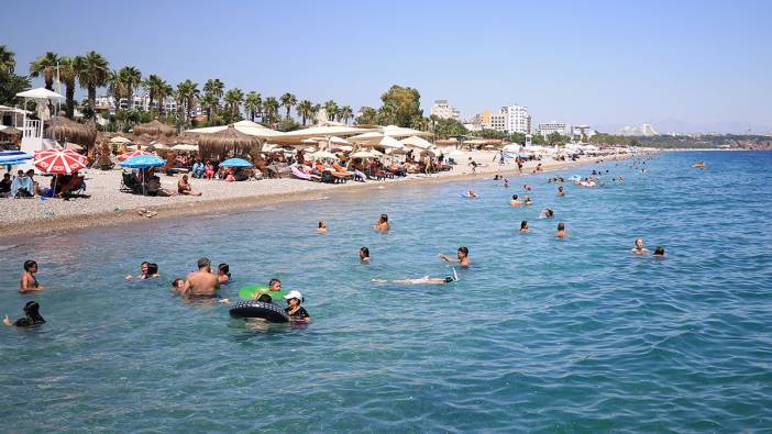 Antalya'da sıcaktan bunalanlar sahillere akın etti