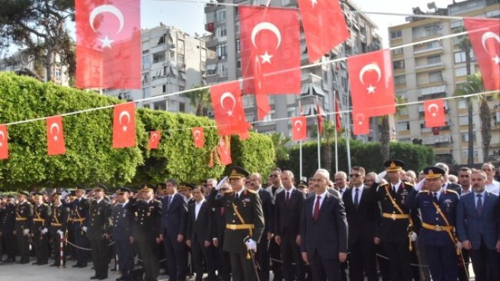 Zafer Bayramı töreninde çelenk krizi!