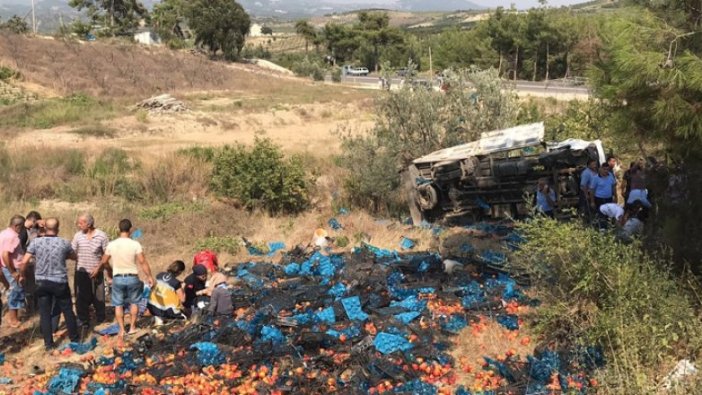 Mersin'de tarım işçilerini taşıyan kamyon devrildi