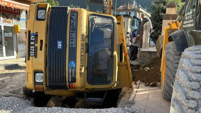 Yol göçtü kamyon çukura düştü