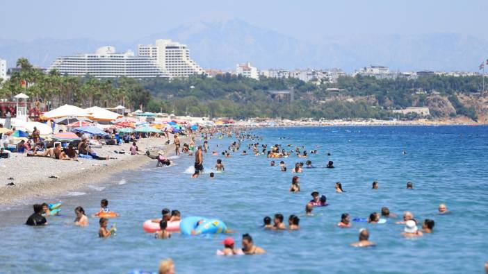 Antalya sahillerinde sıcak hava yoğunluğu