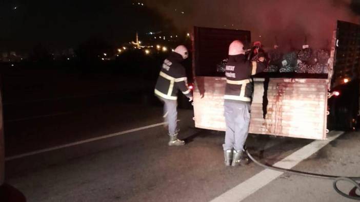 Sıcak demir yüklü tırın dorsesinde yangın