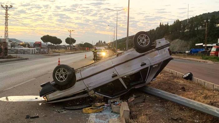 Amasya'da otomobil aydınlatma direğine çarptı