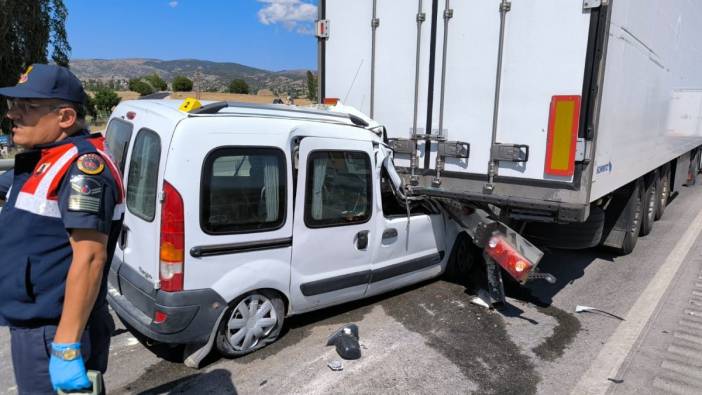 Amasya’da hafif ticari araç tıra çarptı: 1 ölü