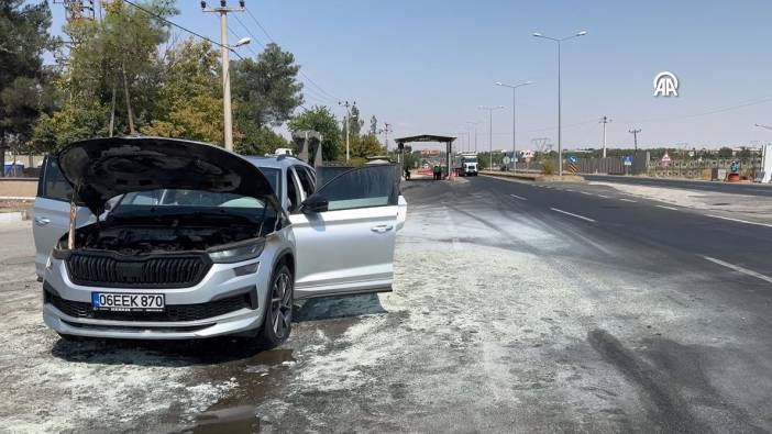 Diyarbakır'da seyir halindeki araç alev aldı