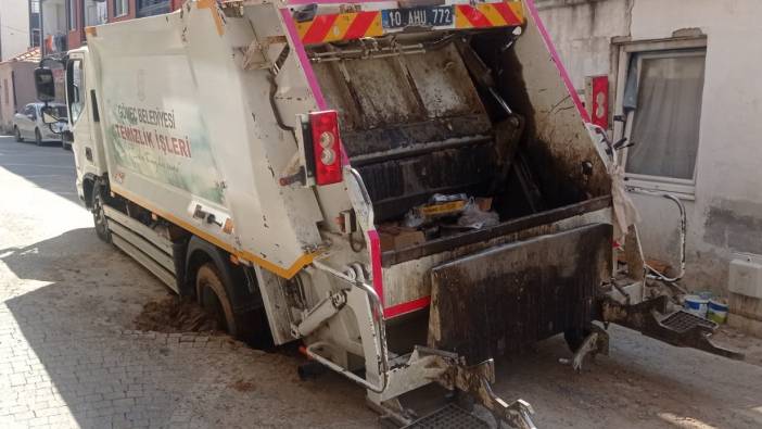 Lastiği sıkışan çöp kamyonu kurtarıldı