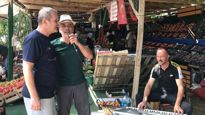 Bursalı manav müşterilerine 'canlı müzik' yapıyor