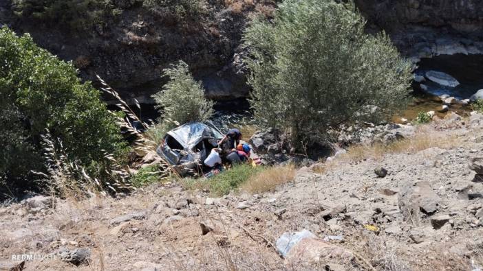 35 metreden dere yatağına yuvarlandı! Otomobilin sürücüsü öldü