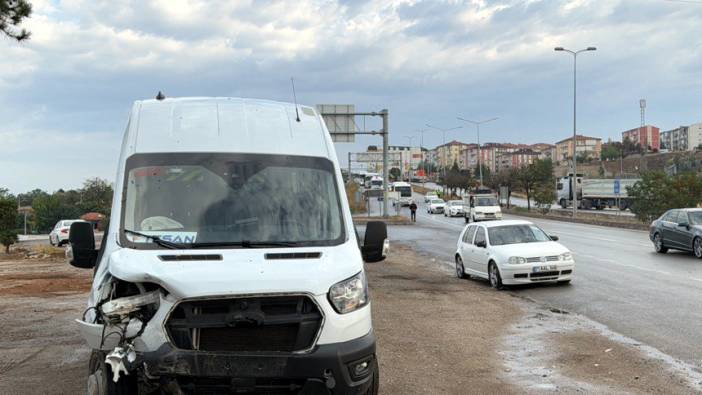 İşçi servisi ile otomobil çarpıştı: Yaralılar var