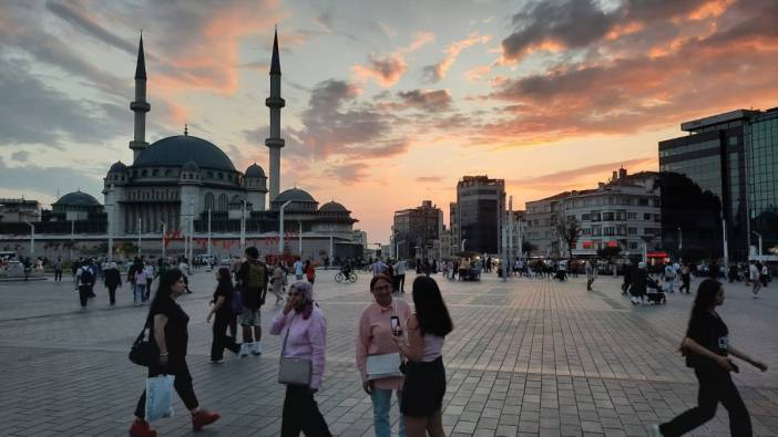 Taksim'de kartpostallık gün batımı manzarası