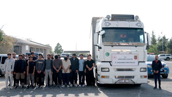 TIR'ın dorsesinden kaçak göçmen fışkırdı