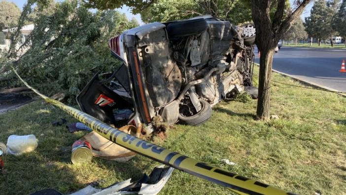 Otomobil refüjdeki ağaca çarptı: 1 ölü, 2 yaralı