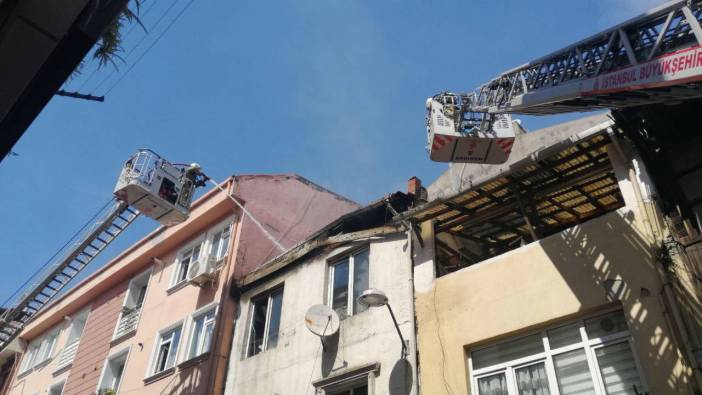 Beyoğlu'nda 3 katlı binanın çatısında yangın