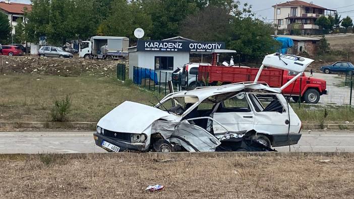 Sakarya'da otomobiller çarpıştı: 1 ölü, 2 yaralı