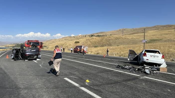 Van'da 2 araç çarpıştı: 2 ölü, 4 yaralı