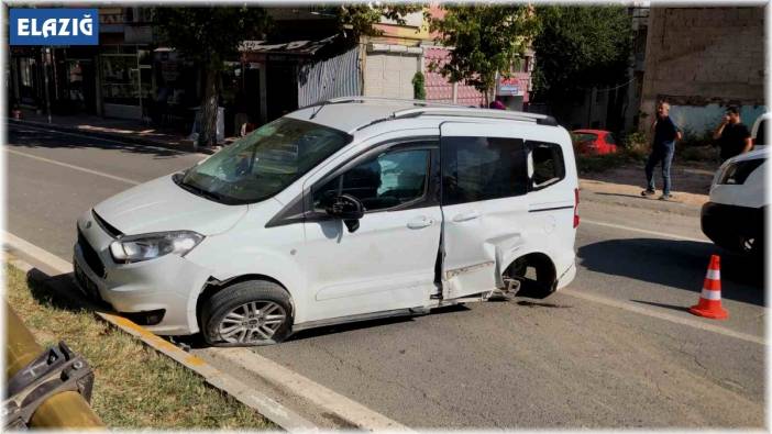 Elazığ'da ambulans ile hafif ticari araç çarpıştı