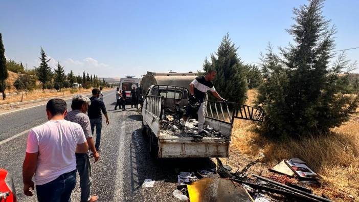 Adıyaman’da kamyonet kasasındaki kağıtlar alevlere teslim oldu