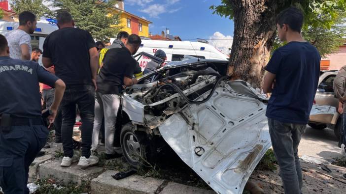 Kastamonu'da otomobil ağaca saplandı! Yaralılar var