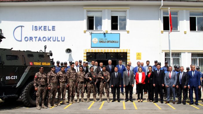 Şehit olan babası için kütüphane kurdu