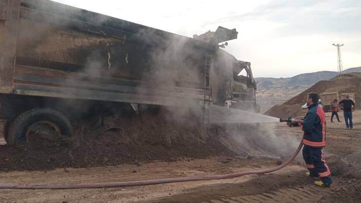 Seyir halinde ilerleyen kamyon yanarak kül oldu