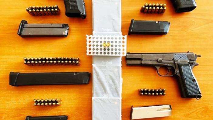 Araçtaki gizli bölmelerden adeta cephanelik çıktı