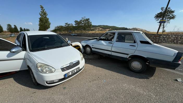 Adıyaman'da iki otomobil çarpıştı