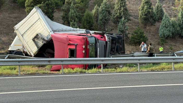 Kolonya yüklü TIR devrildi, otoyol trafiğe kapandı