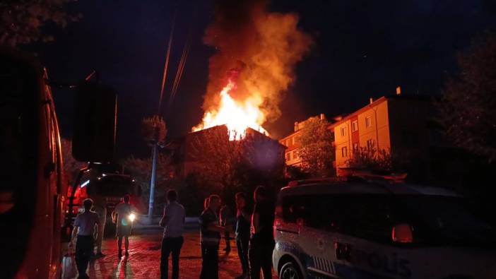 Yıldırım düşen evin çatısı alev alev yandı: Mahalleli sokağa döküldü