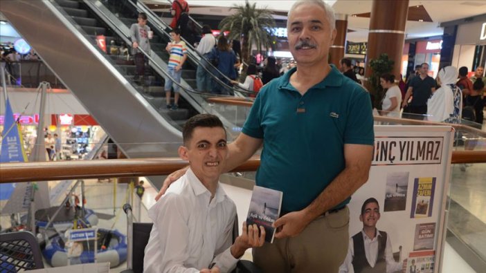 Tek parmağıyla yazdığı kitabını imzaladı