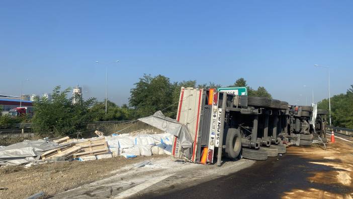 Çimento yüklü TIR devrildi