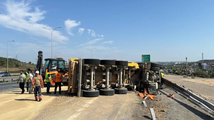 İstanbul'da kamyon devrildi: 1 yaralı