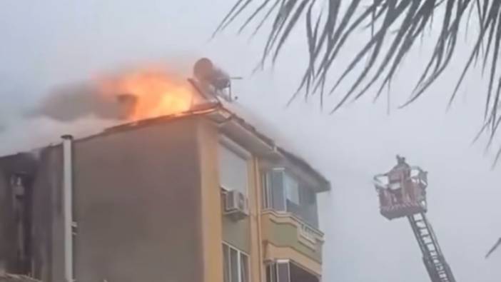 Gemlik'te 4 katlı binanın çatı katında yangın