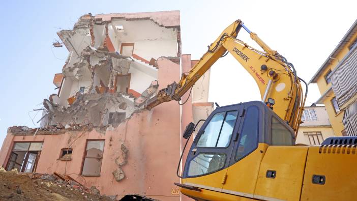 Alanya'da belediye metruk binayı yıktı