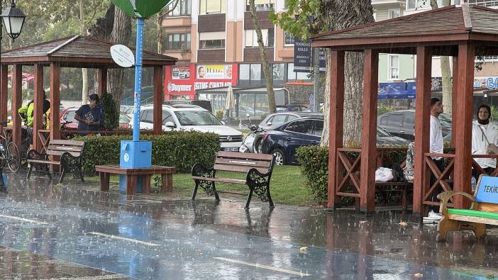 Tekirdağ'da sağanak yağış hayatı olumsuz etkiledi